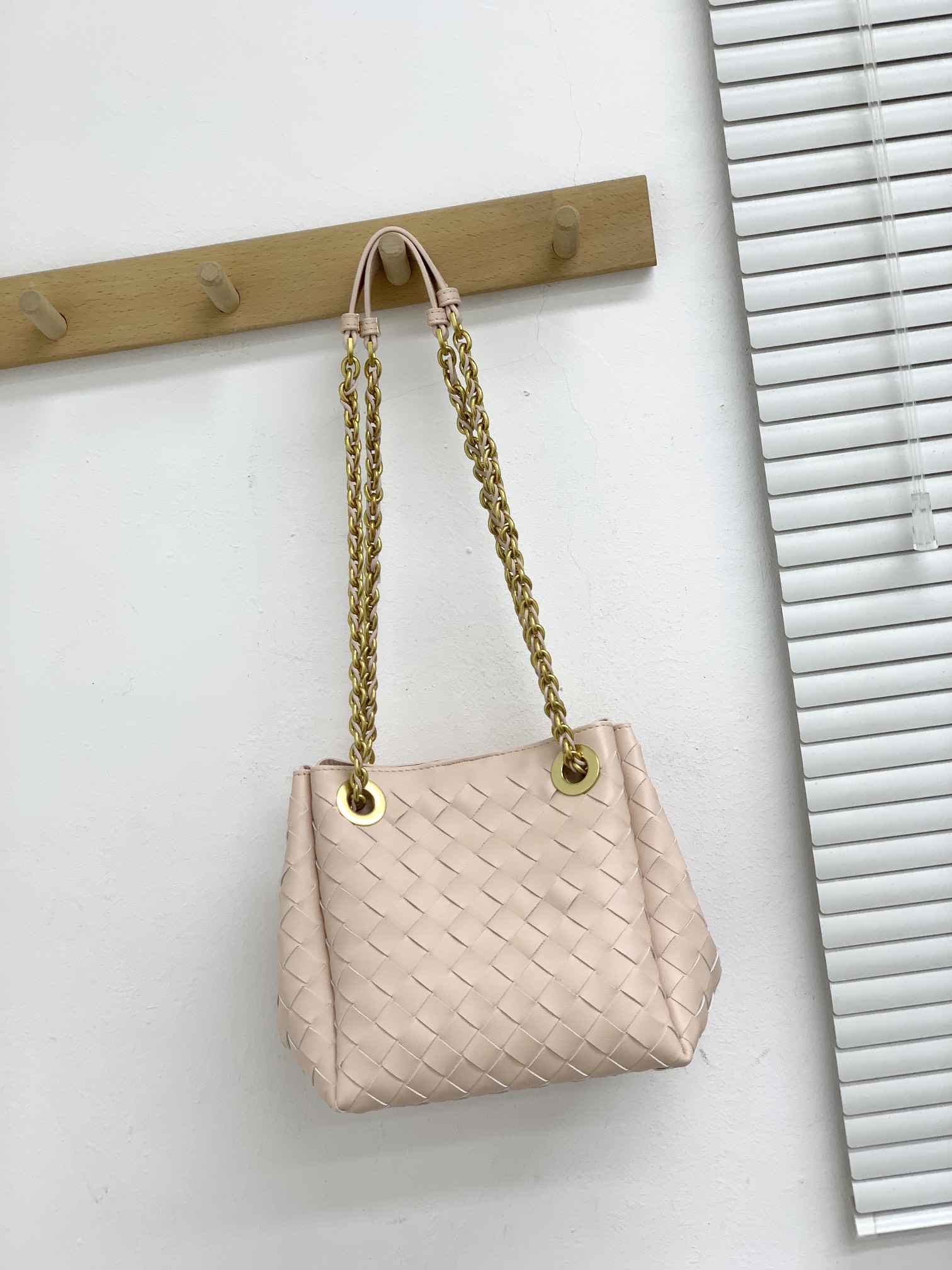 🌿2025早春链条⛓️降落伞-浮雕粉
#降落伞链条款增加了另一种“知性高贵”的美感💐，链条可以调节不一样