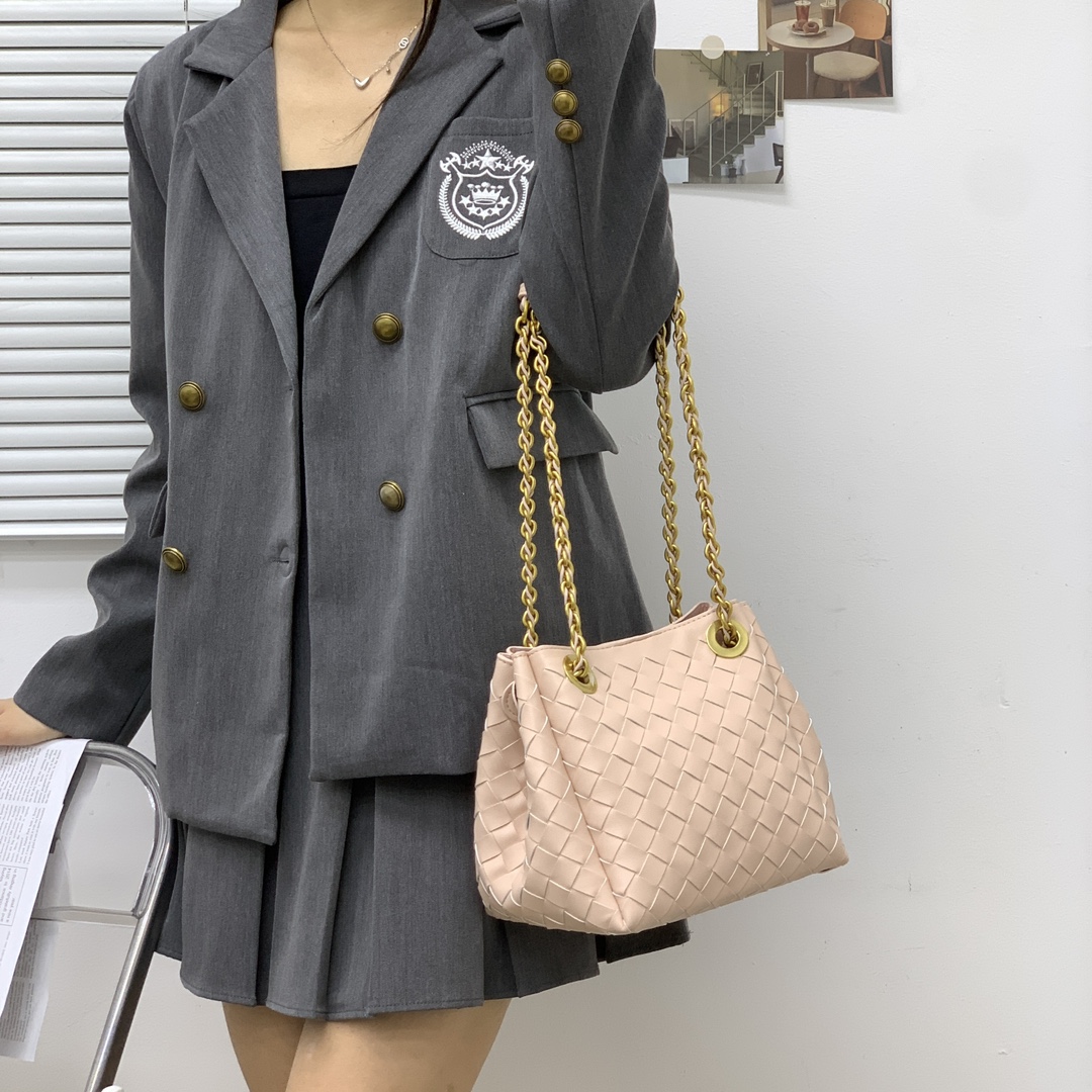 🌿2025早春链条⛓️降落伞-浮雕粉
#降落伞链条款增加了另一种“知性高贵”的美感💐，链条可以调节不一样