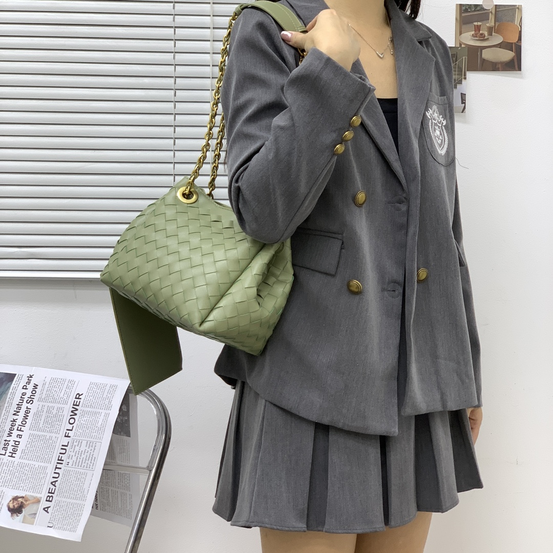 🌿2025早春链条⛓️降落伞-洞石绿
#降落伞链条款增加了另一种“知性高贵”的美感💐，链条可以调节不一样