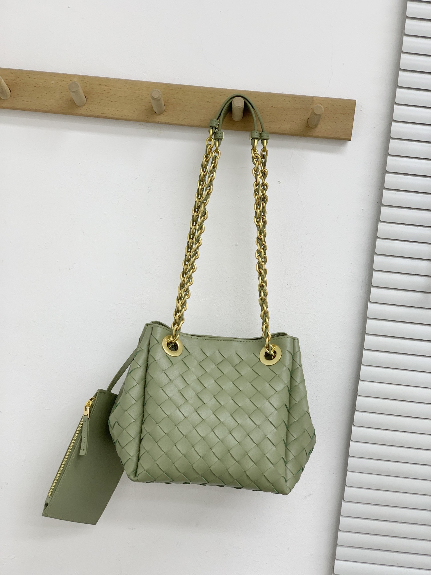 🌿2025早春链条⛓️降落伞-洞石绿
#降落伞链条款增加了另一种“知性高贵”的美感💐，链条可以调节不一样