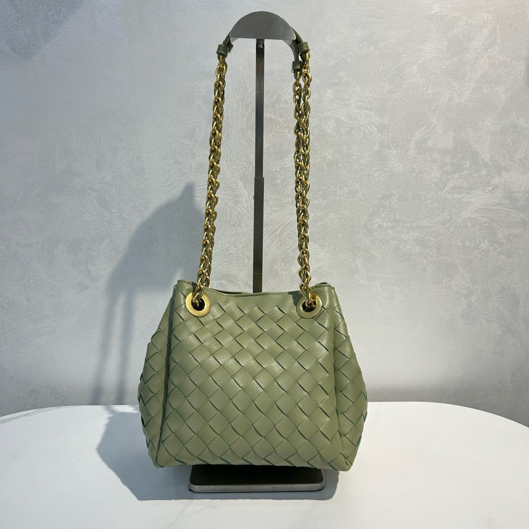 🌿2025早春链条⛓️降落伞-洞石绿
#降落伞链条款增加了另一种“知性高贵”的美感💐，链条可以调节不一样