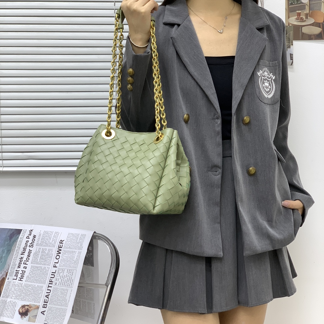 🌿2025早春链条⛓️降落伞-洞石绿
#降落伞链条款增加了另一种“知性高贵”的美感💐，链条可以调节不一样