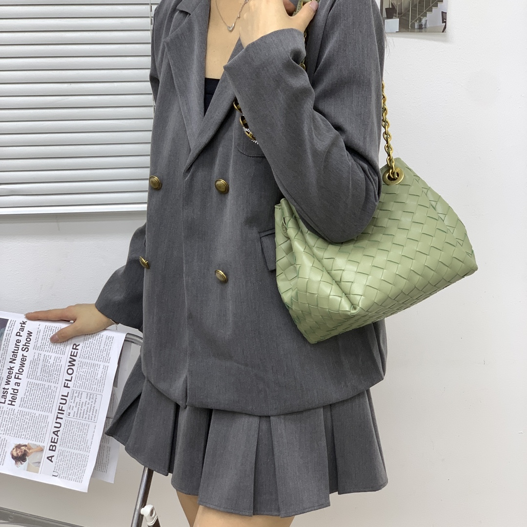 🌿2025早春链条⛓️降落伞-洞石绿
#降落伞链条款增加了另一种“知性高贵”的美感💐，链条可以调节不一样