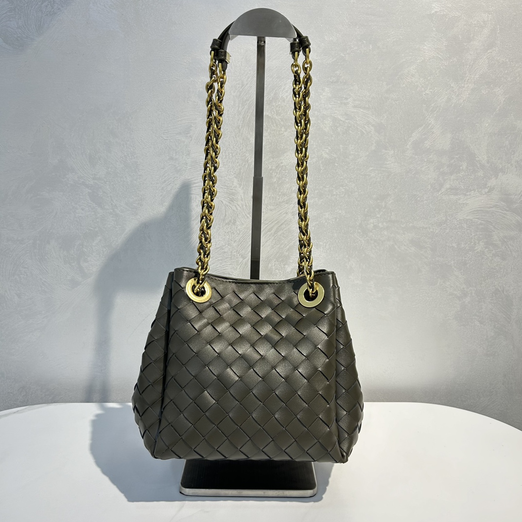 🌿2025早春链条⛓️降落伞-军绿
#降落伞链条款增加了另一种“知性高贵”的美感💐，链条可以调节不一样的