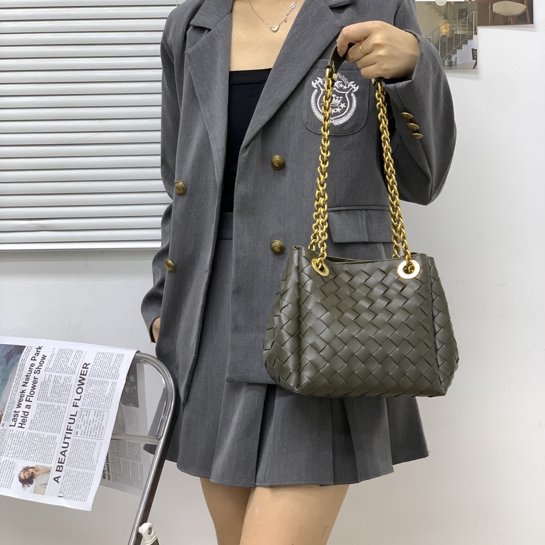 🌿2025早春链条⛓️降落伞-军绿
#降落伞链条款增加了另一种“知性高贵”的美感💐，链条可以调节不一样的