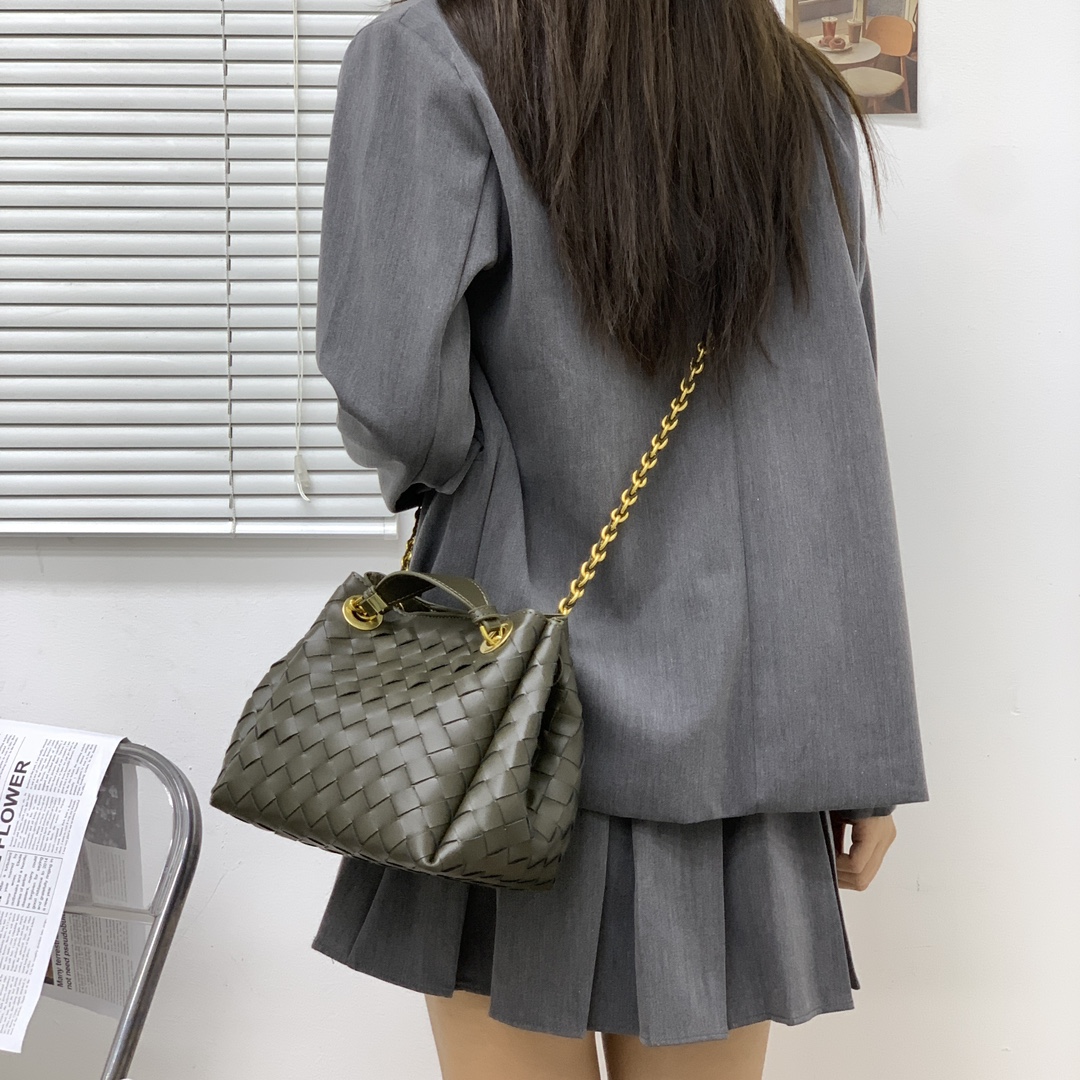 🌿2025早春链条⛓️降落伞-军绿
#降落伞链条款增加了另一种“知性高贵”的美感💐，链条可以调节不一样的