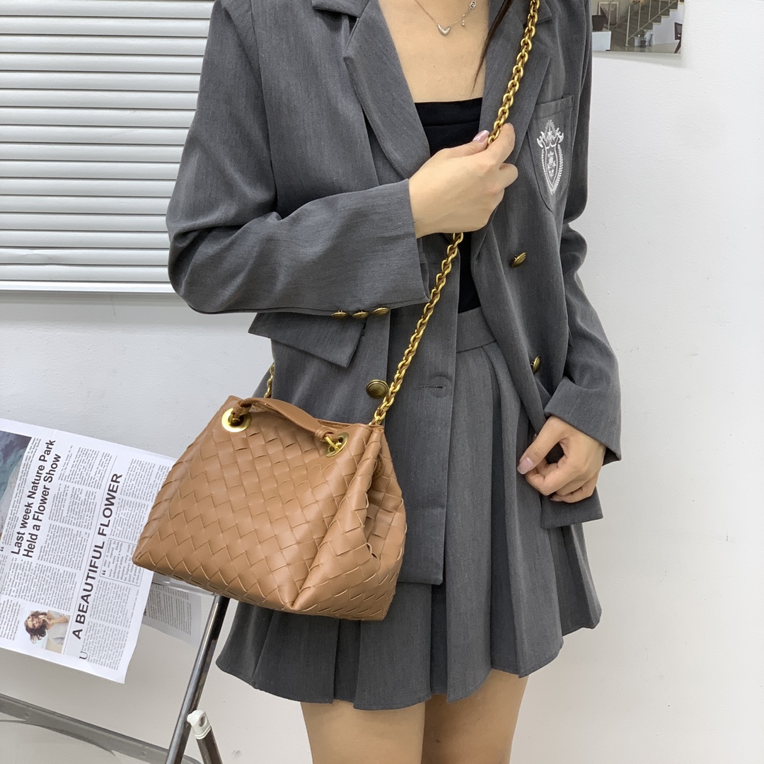 🌿2025早春链条⛓️降落伞-焦糖
#降落伞链条款增加了另一种“知性高贵”的美感💐，链条可以调节不一样的