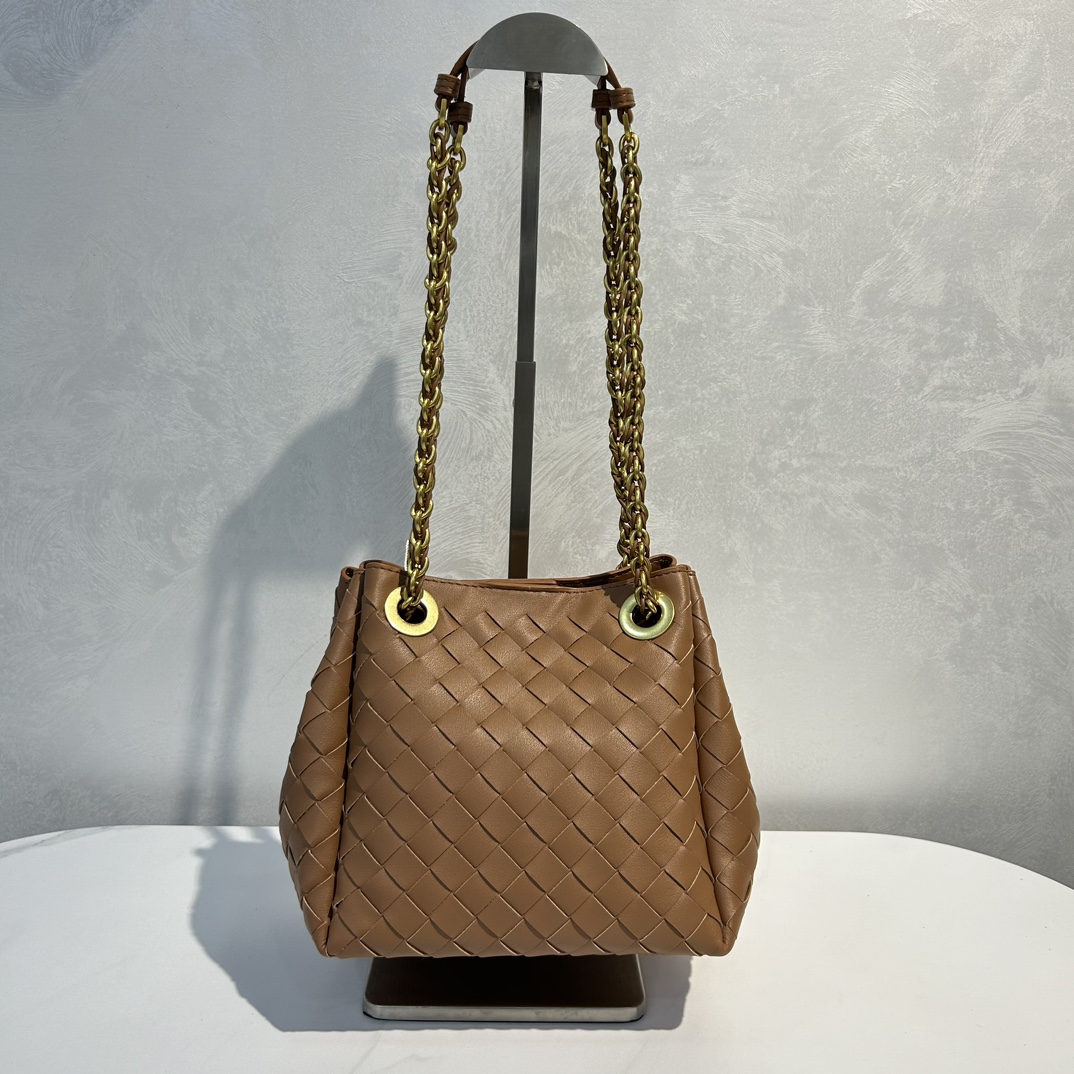 🌿2025早春链条⛓️降落伞-焦糖
#降落伞链条款增加了另一种“知性高贵”的美感💐，链条可以调节不一样的