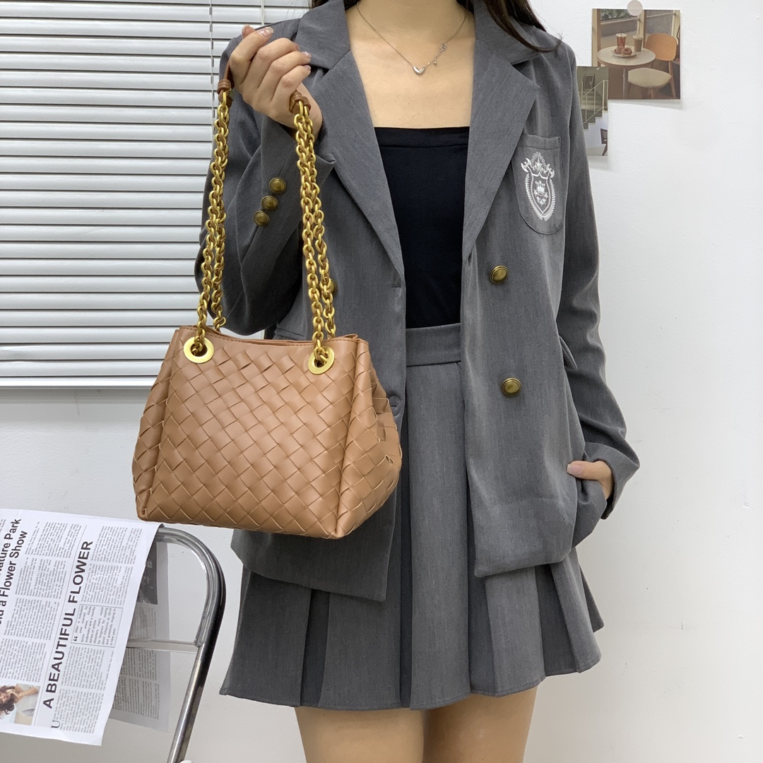 🌿2025早春链条⛓️降落伞-焦糖
#降落伞链条款增加了另一种“知性高贵”的美感💐，链条可以调节不一样的