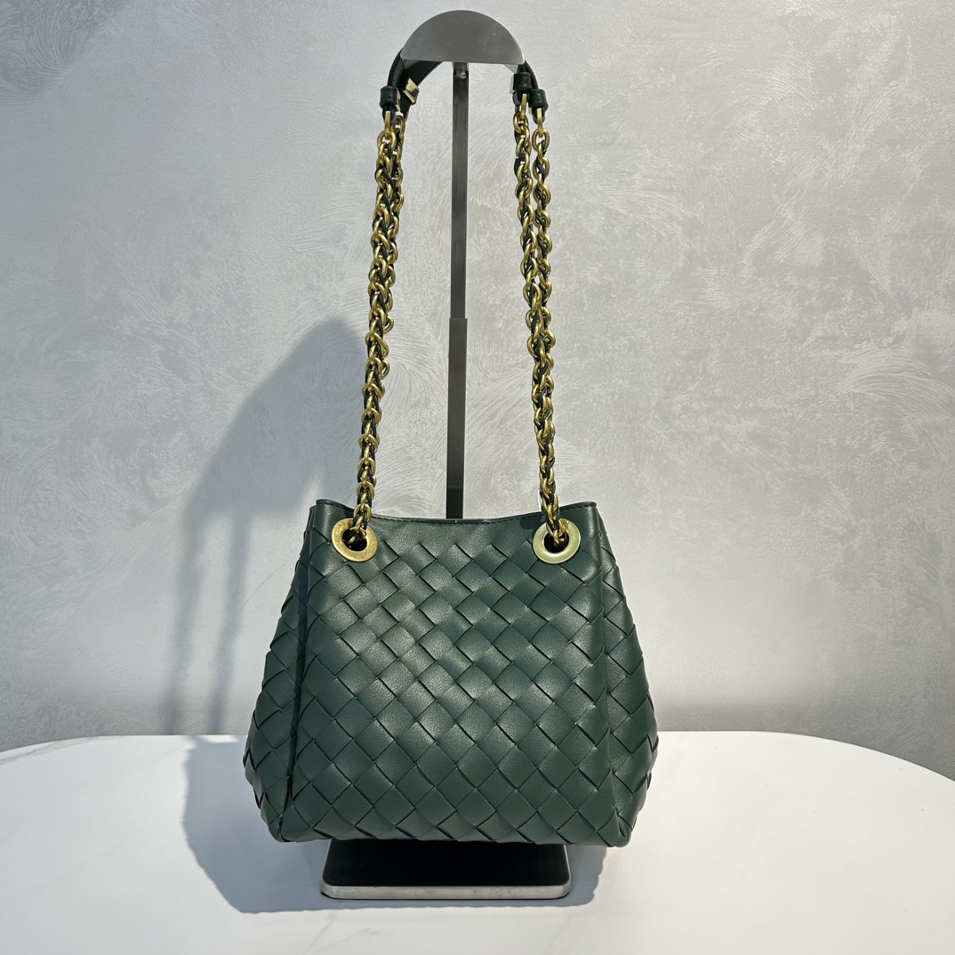 🌿2025早春链条⛓️降落伞-墨绿
#降落伞链条款增加了另一种“知性高贵”的美感💐，链条可以调节不一样的