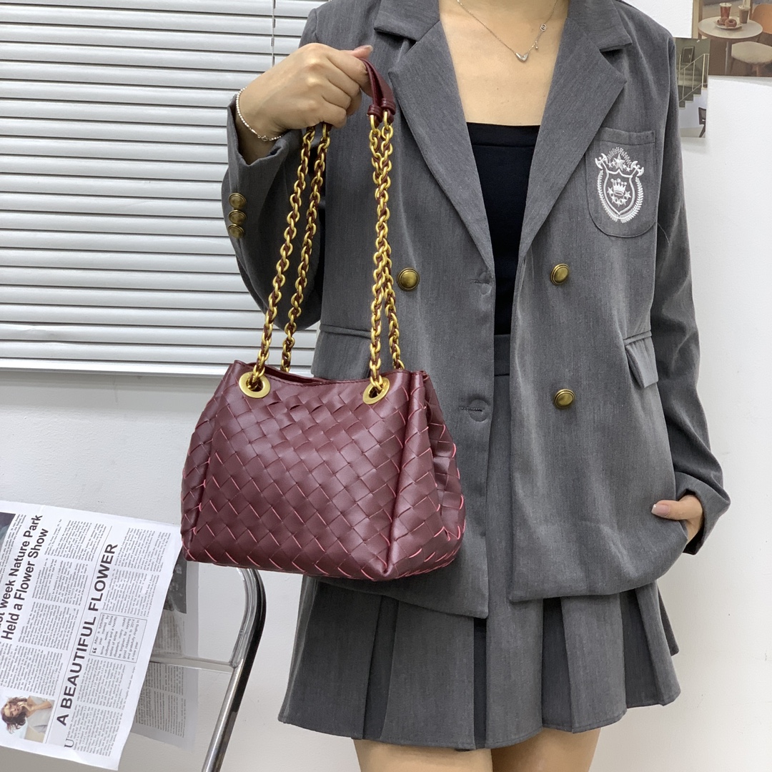 🌿2025早春链条⛓️降落伞-酒红
#降落伞链条款增加了另一种“知性高贵”的美感💐，链条可以调节不一样的