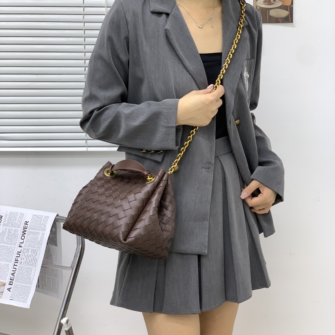 🌿2025早春链条⛓️降落伞-咖啡
#降落伞链条款增加了另一种“知性高贵”的美感💐，链条可以调节不一样的