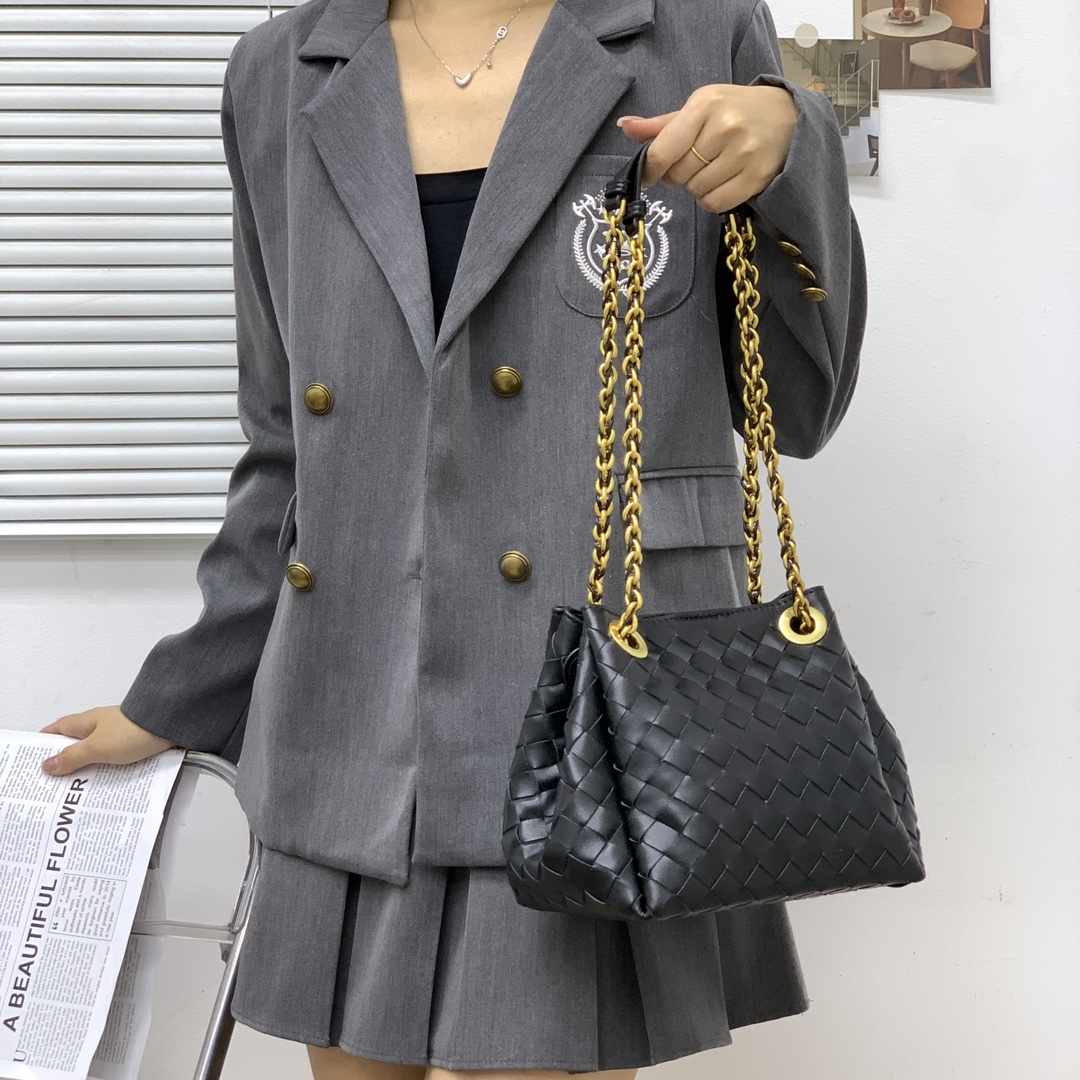 🌿2025早春链条⛓️降落伞-黑色
#降落伞链条款增加了另一种“知性高贵”的美感💐，链条可以调节不一样的