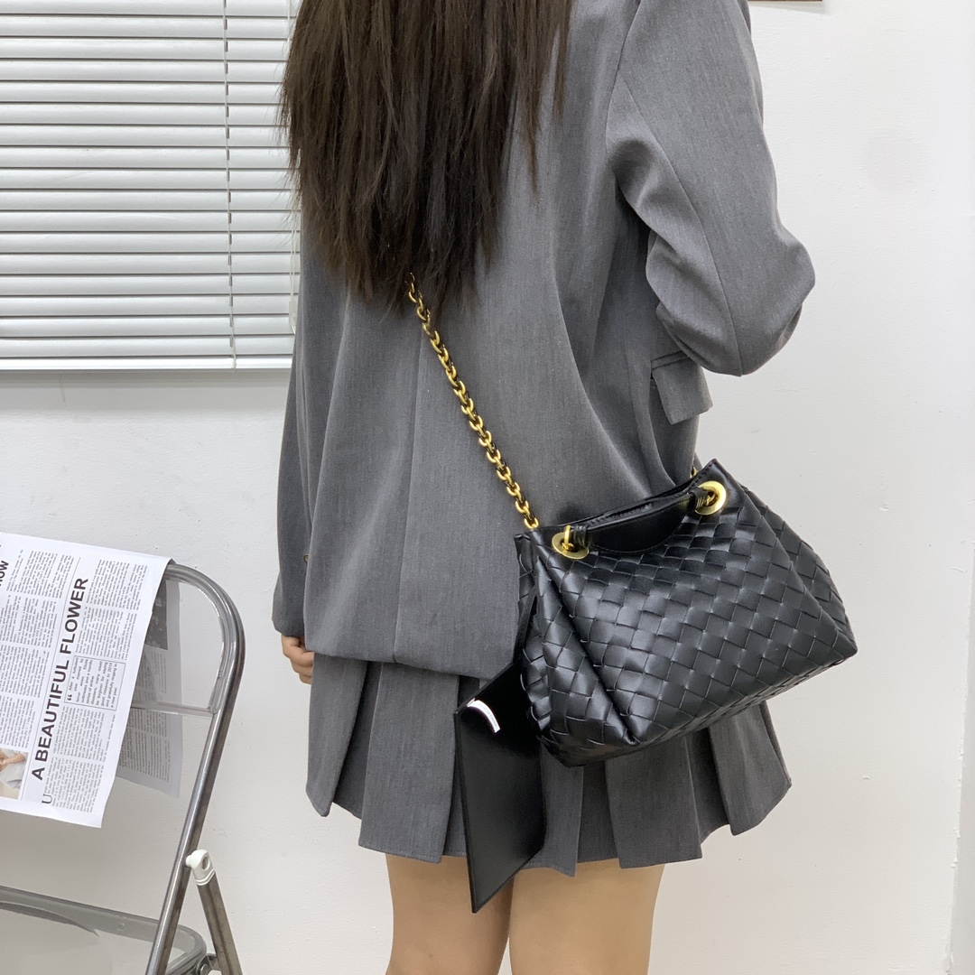 🌿2025早春链条⛓️降落伞-黑色
#降落伞链条款增加了另一种“知性高贵”的美感💐，链条可以调节不一样的