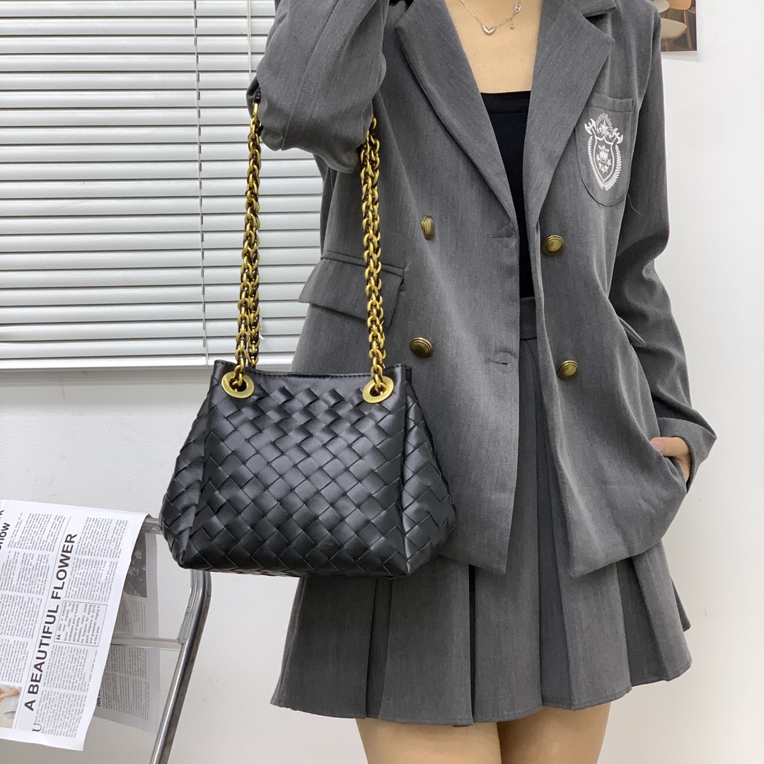 🌿2025早春链条⛓️降落伞-黑色
#降落伞链条款增加了另一种“知性高贵”的美感💐，链条可以调节不一样的