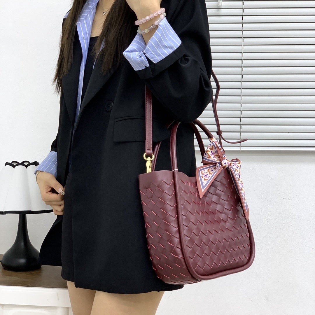 🌿时尚编织小菜篮—酒红
#编织小菜篮子母包,可以轻松应对不同的收纳需求,无论是日常的手机、钥匙,还是小物