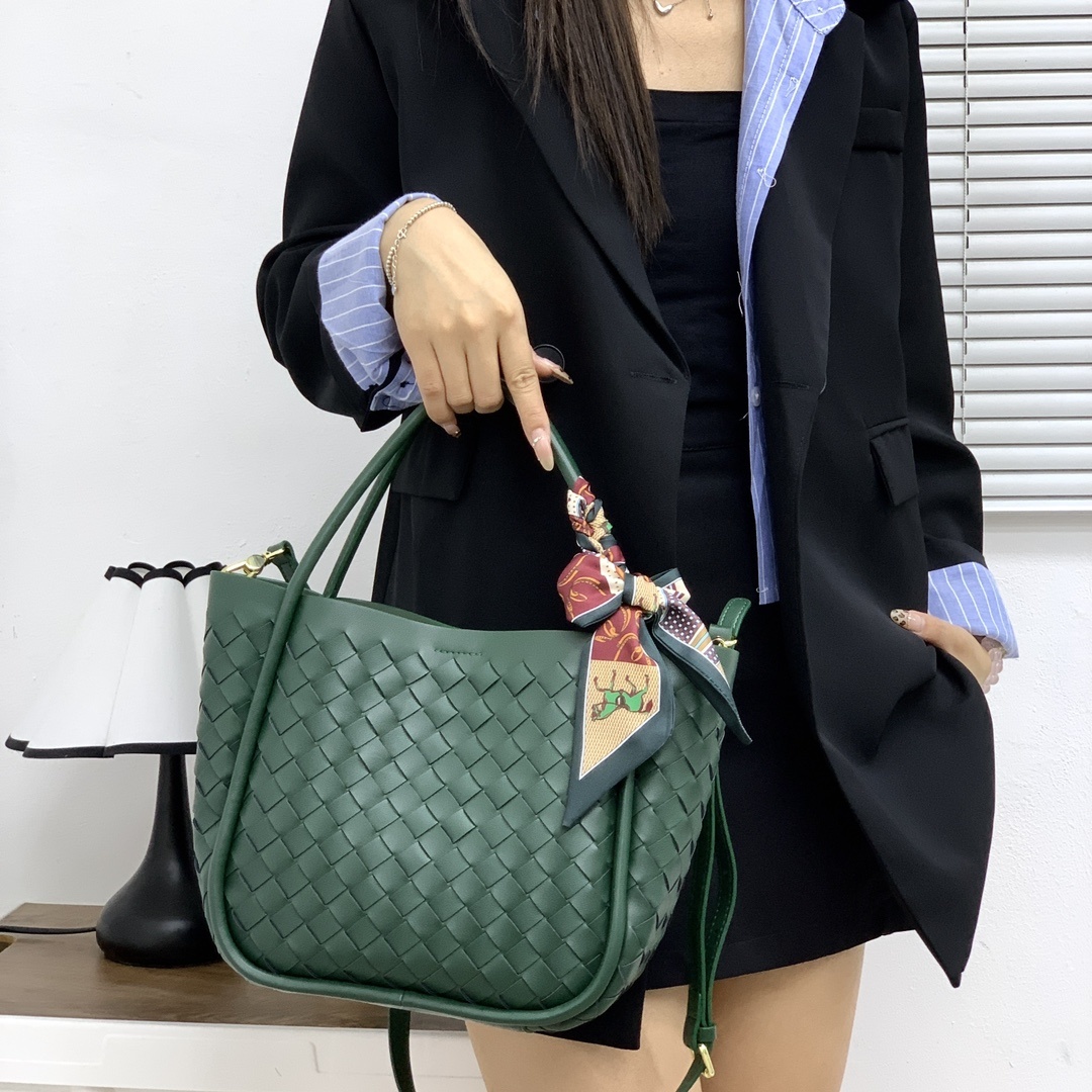 🌿时尚编织小菜篮—墨绿
#编织小菜篮子母包,可以轻松应对不同的收纳需求,无论是日常的手机、钥匙,还是小物