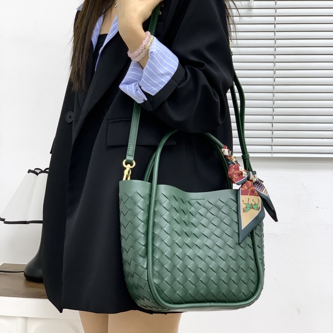 🌿时尚编织小菜篮—墨绿
#编织小菜篮子母包,可以轻松应对不同的收纳需求,无论是日常的手机、钥匙,还是小物