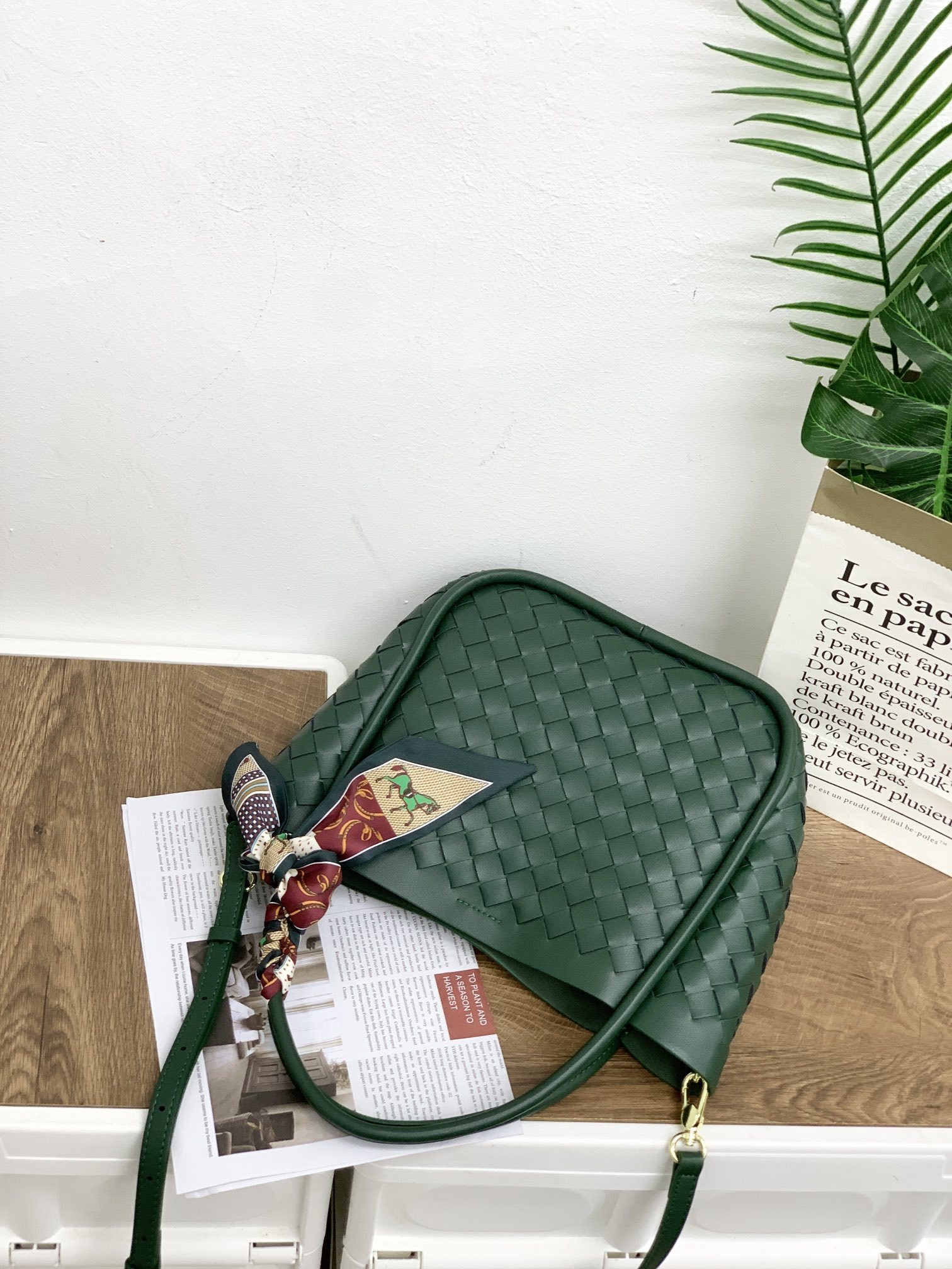 🌿时尚编织小菜篮—墨绿
#编织小菜篮子母包,可以轻松应对不同的收纳需求,无论是日常的手机、钥匙,还是小物