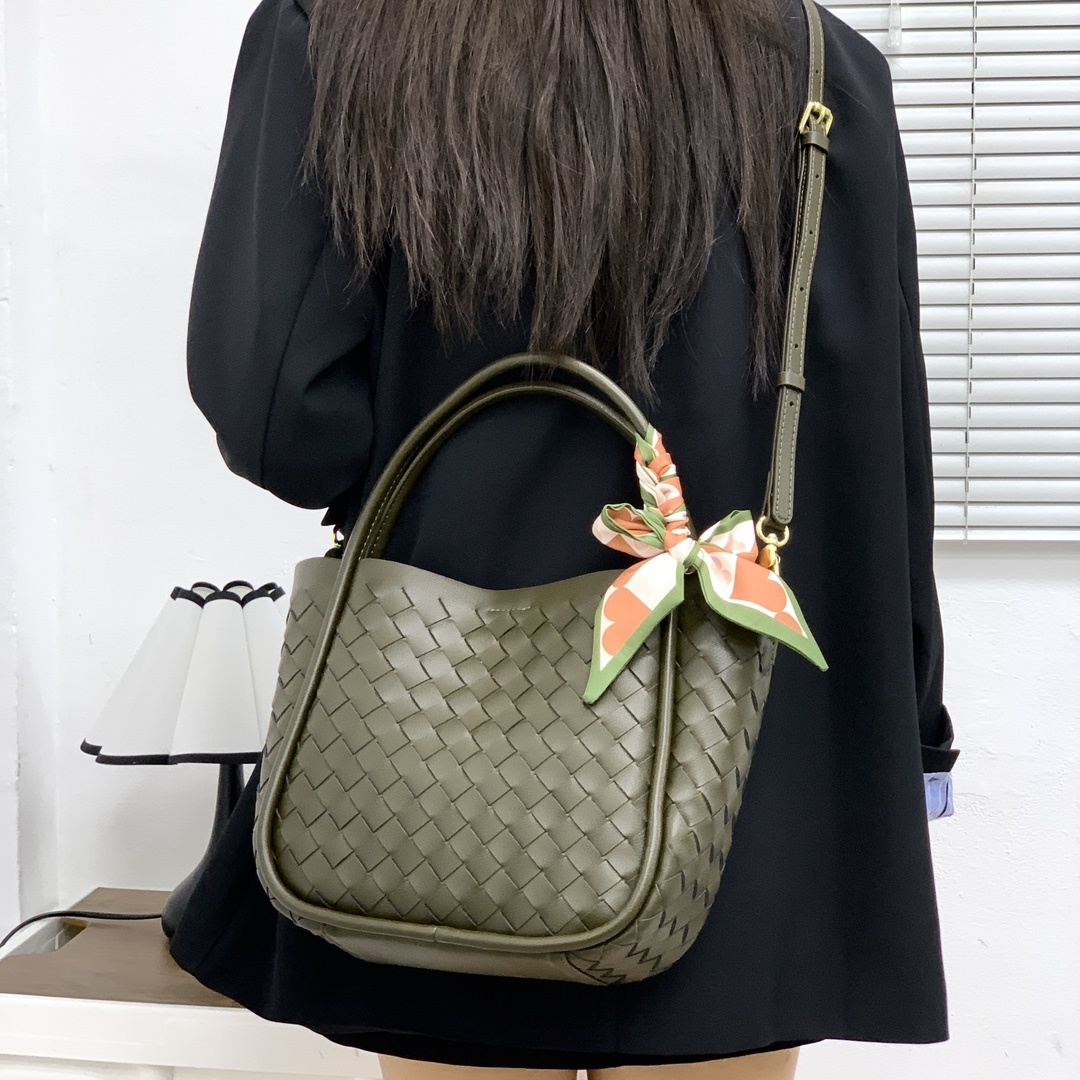 🌿时尚编织小菜篮—橄榄绿
#编织小菜篮子母包,可以轻松应对不同的收纳需求,无论是日常的手机、钥匙,还是小