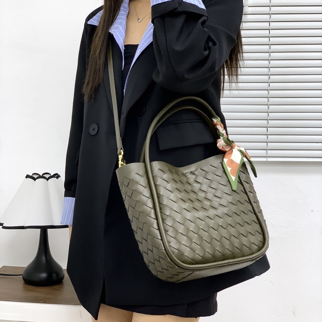 🌿时尚编织小菜篮—橄榄绿
#编织小菜篮子母包,可以轻松应对不同的收纳需求,无论是日常的手机、钥匙,还是小