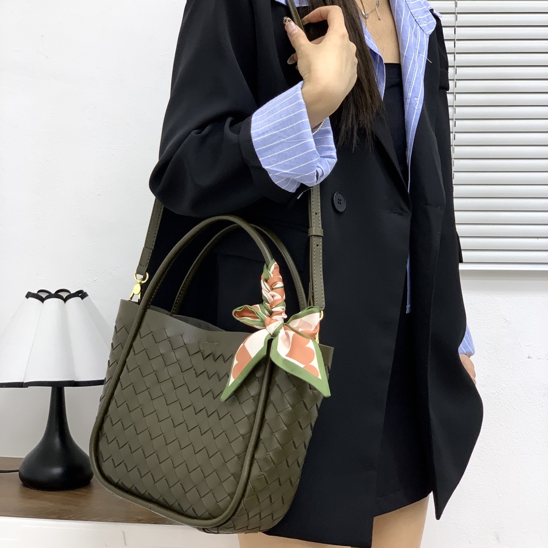 🌿时尚编织小菜篮—橄榄绿
#编织小菜篮子母包,可以轻松应对不同的收纳需求,无论是日常的手机、钥匙,还是小
