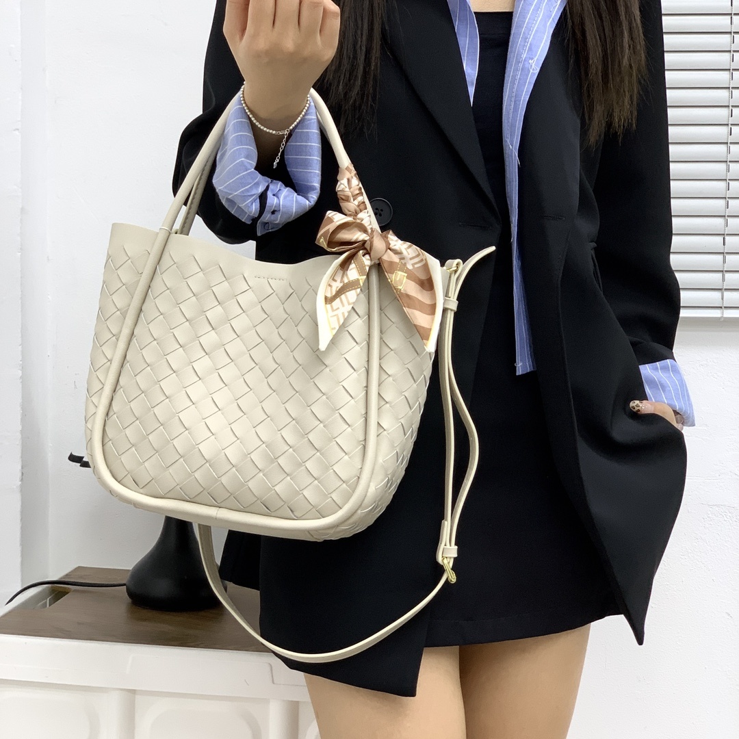🌿时尚编织小菜篮—米白
#编织小菜篮子母包,可以轻松应对不同的收纳需求,无论是日常的手机、钥匙,还是小物