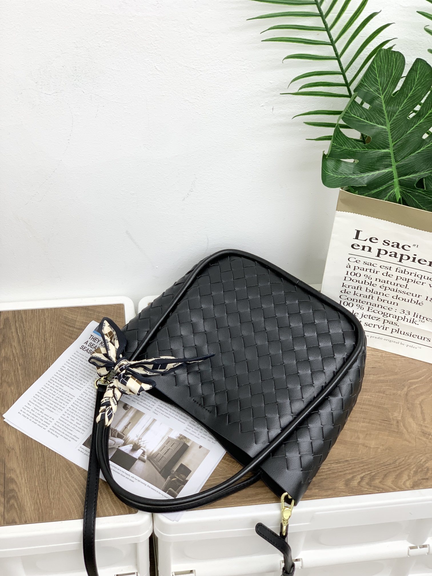 🌿时尚编织小菜篮—黑色
#编织小菜篮子母包,可以轻松应对不同的收纳需求,无论是日常的手机、钥匙,还是小物