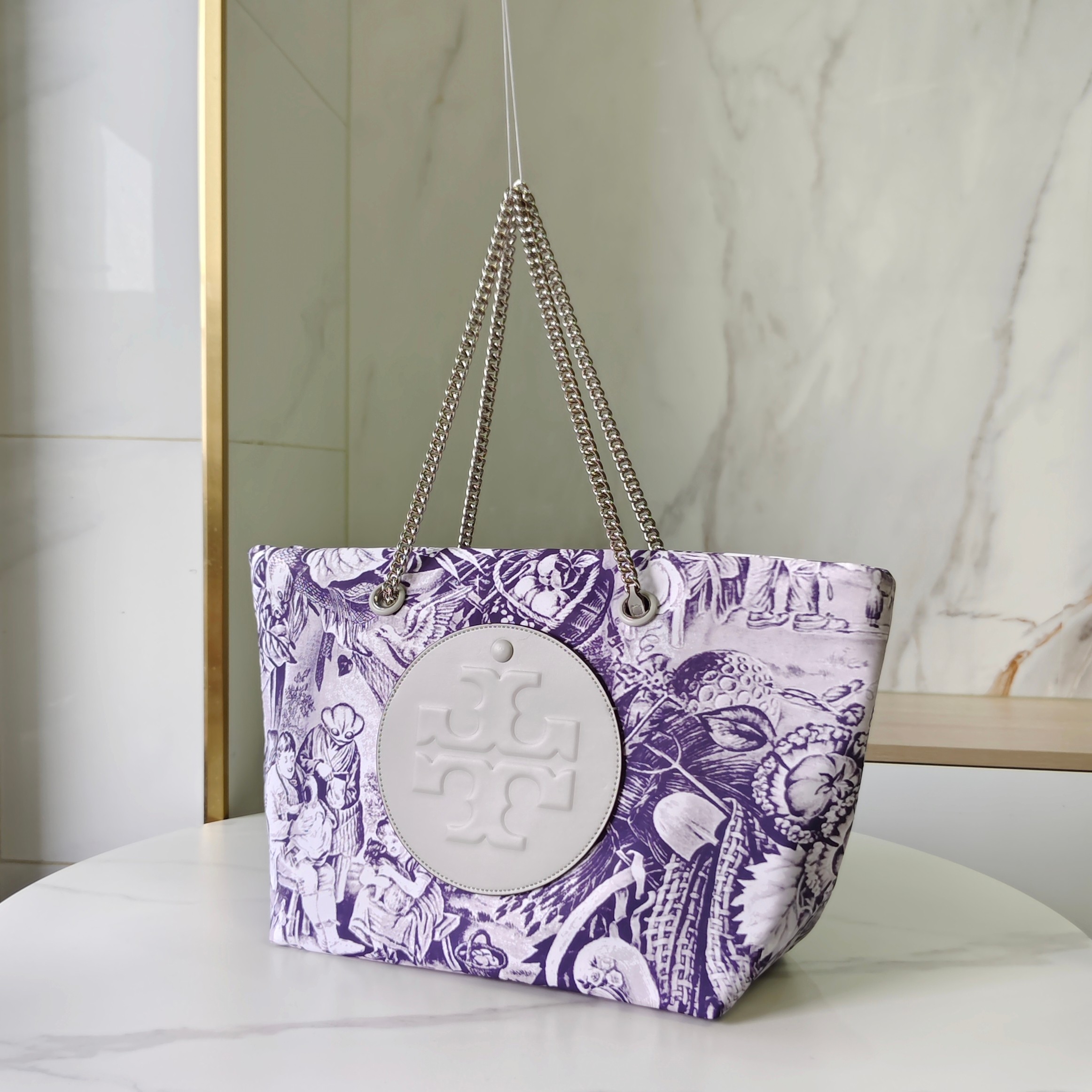 Tory Burch ～ToryBurch 尼龙托特，外星人印花很cool 新品包包系列:Ella 印花链条托特包