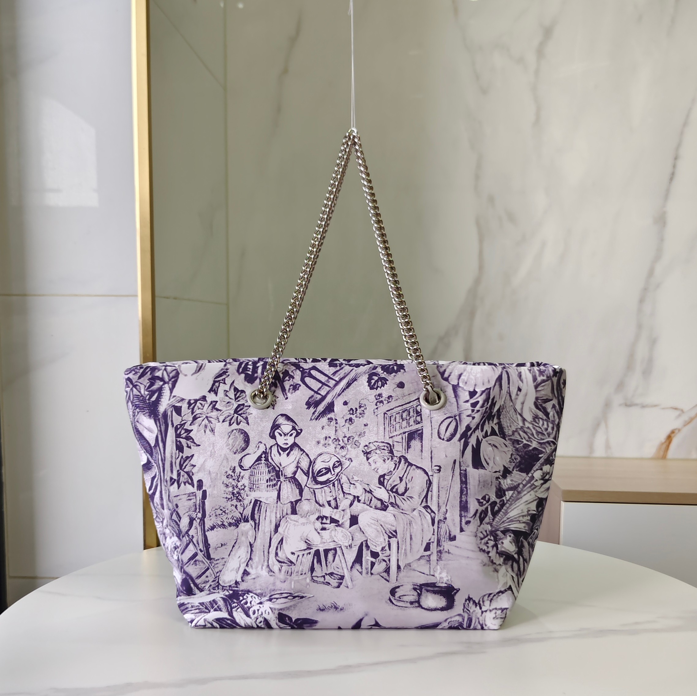Tory Burch ～ToryBurch 尼龙托特，外星人印花很cool 新品包包系列:Ella 印花链条托特包