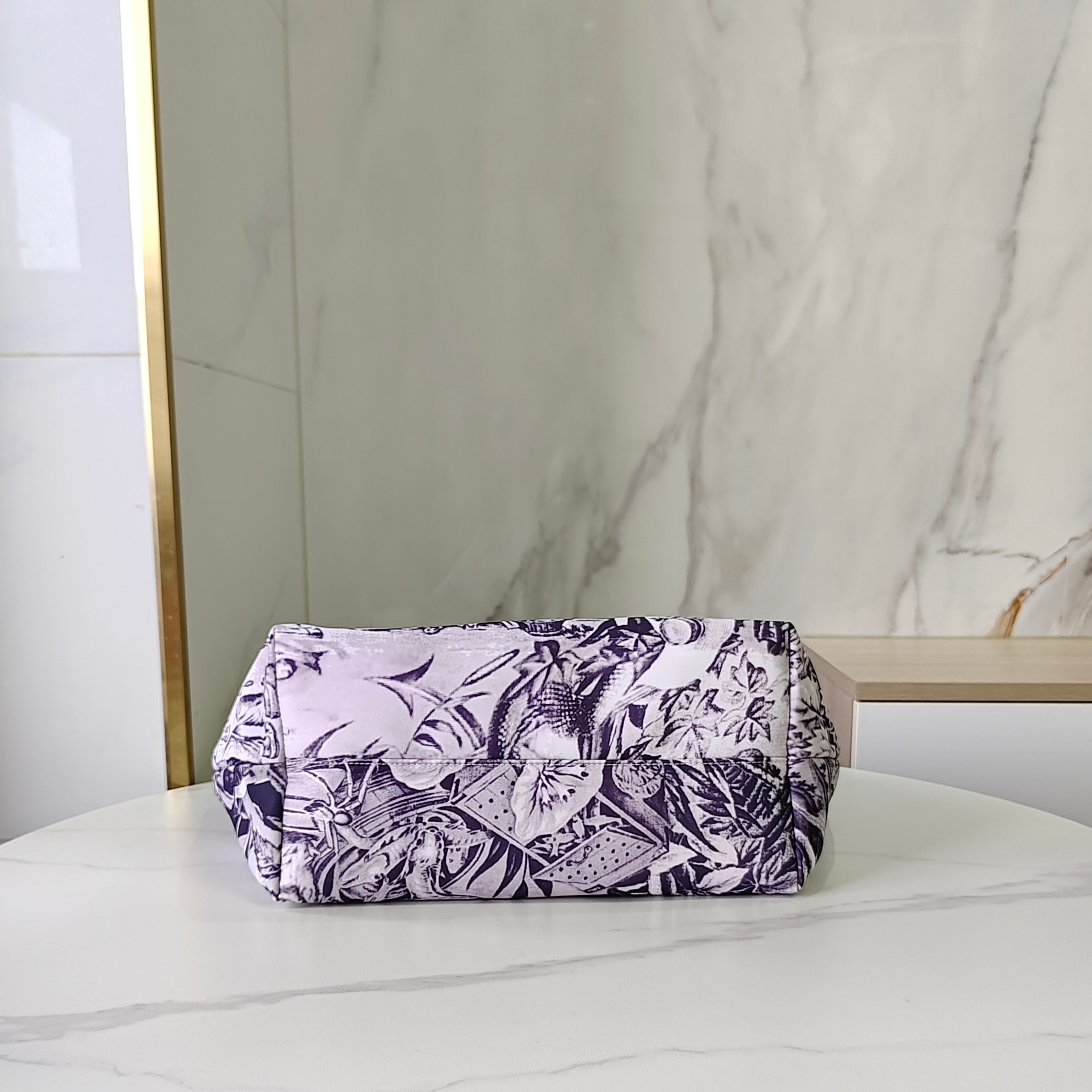 Tory Burch ～ToryBurch 尼龙托特，外星人印花很cool 新品包包系列:Ella 印花链条托特包