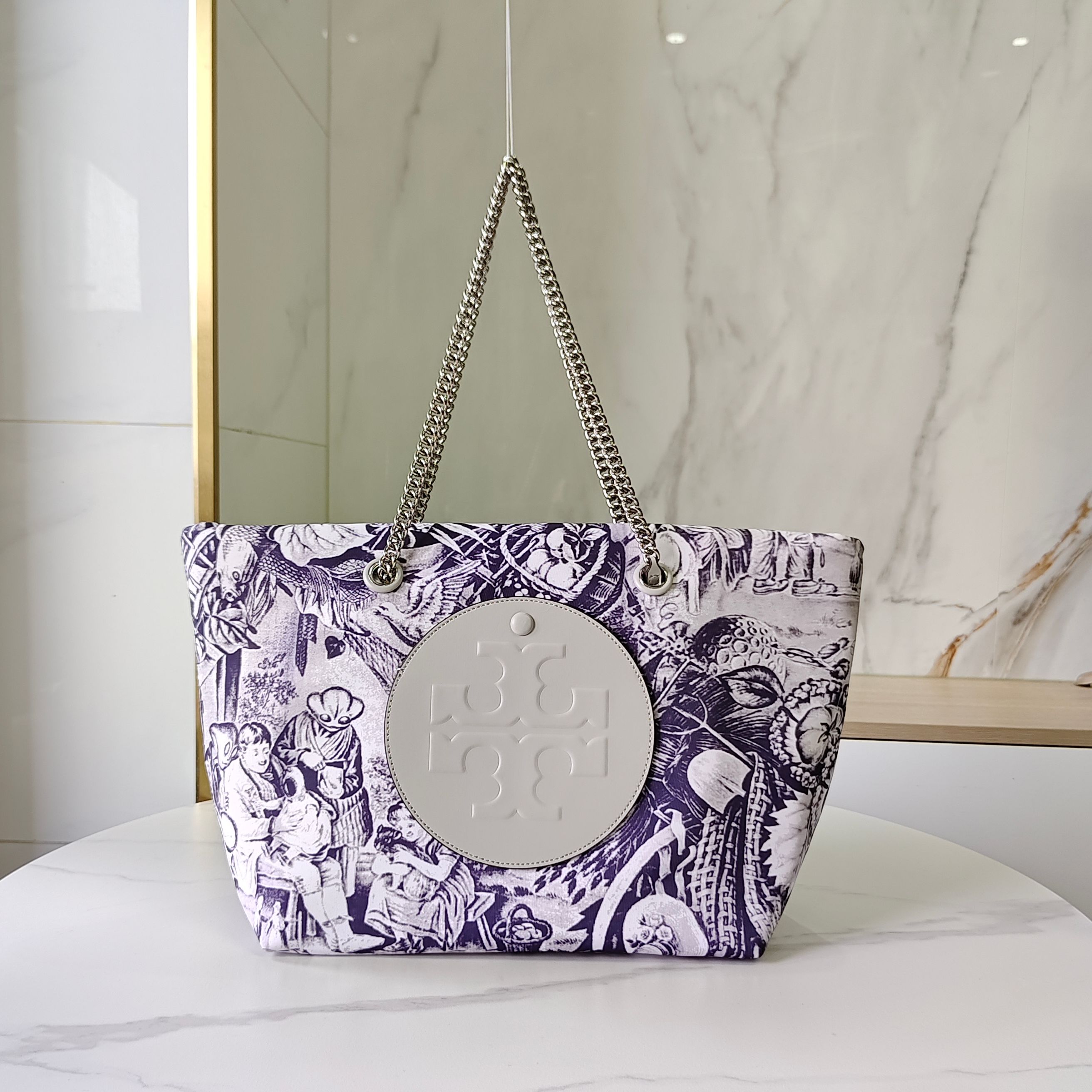 Tory Burch ～ToryBurch 尼龙托特，外星人印花很cool 新品包包系列:Ella 印花链条托特包