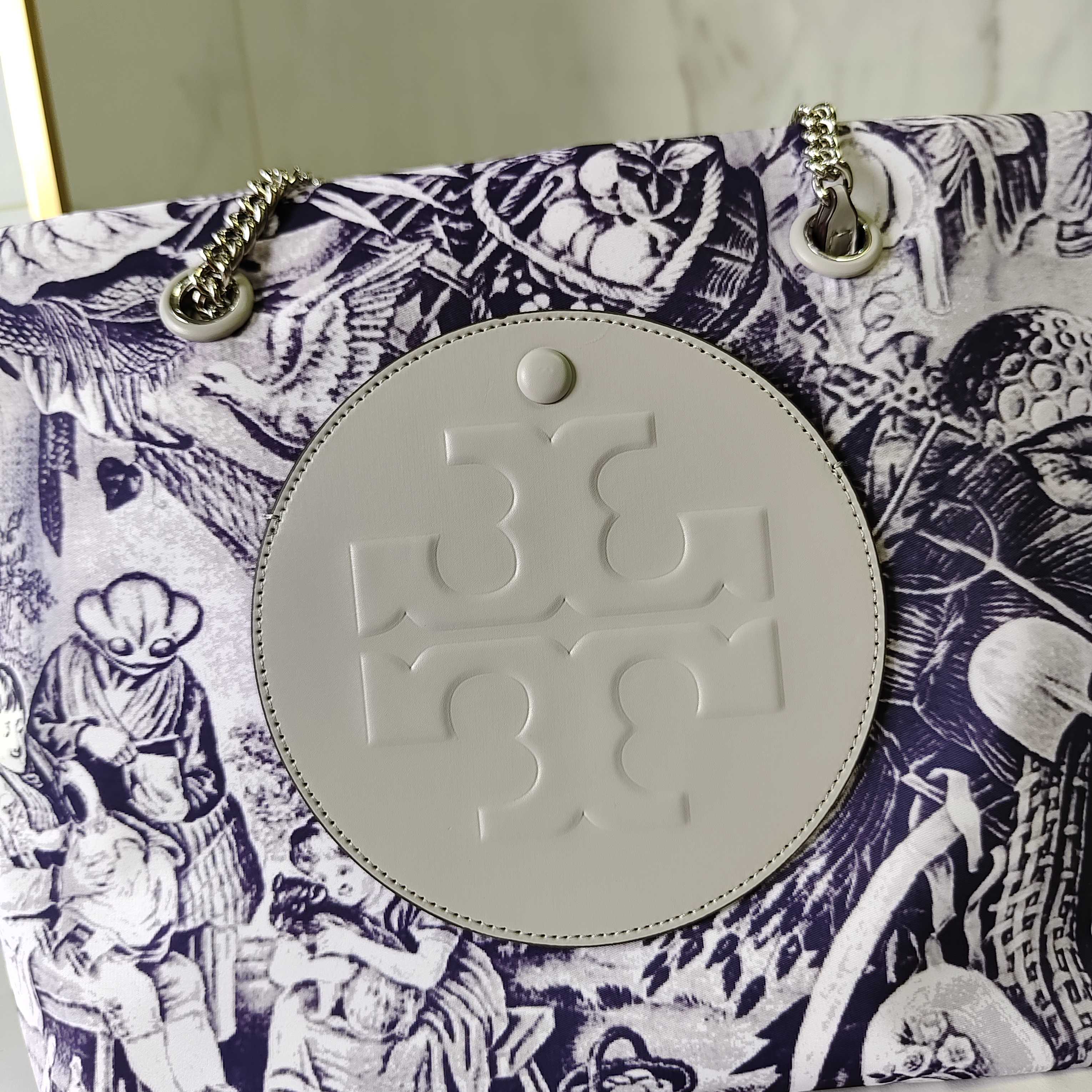 Tory Burch ～ToryBurch 尼龙托特，外星人印花很cool 新品包包系列:Ella 印花链条托特包