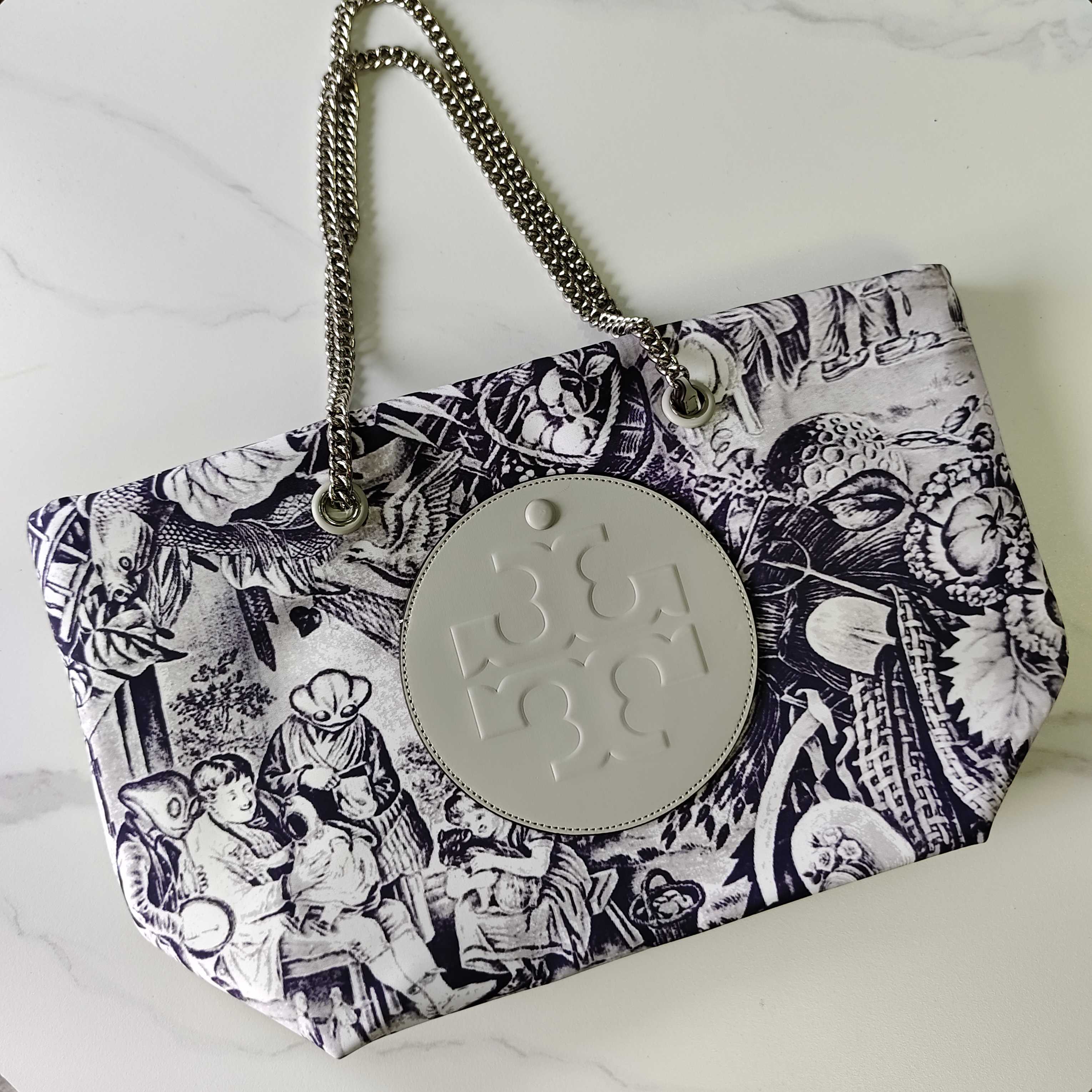 Tory Burch ～ToryBurch 尼龙托特，外星人印花很cool 新品包包系列:Ella 印花链条托特包