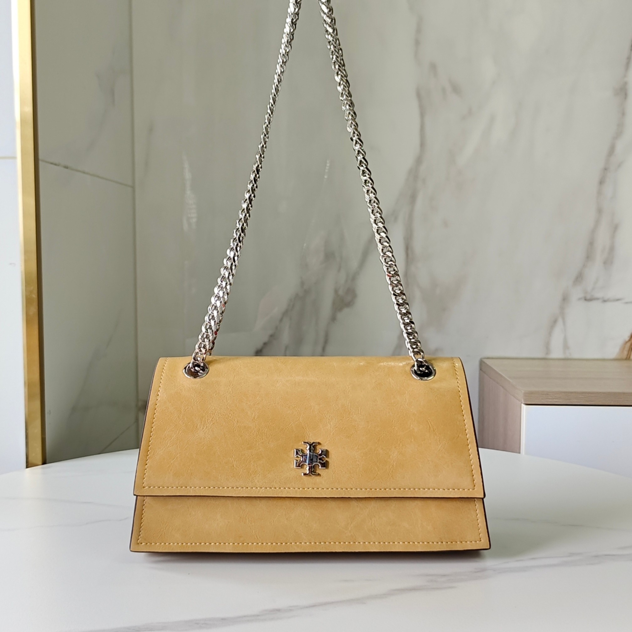 Tory Burch ～Tory Burch Kira岀了超高质的油蜡皮‼
