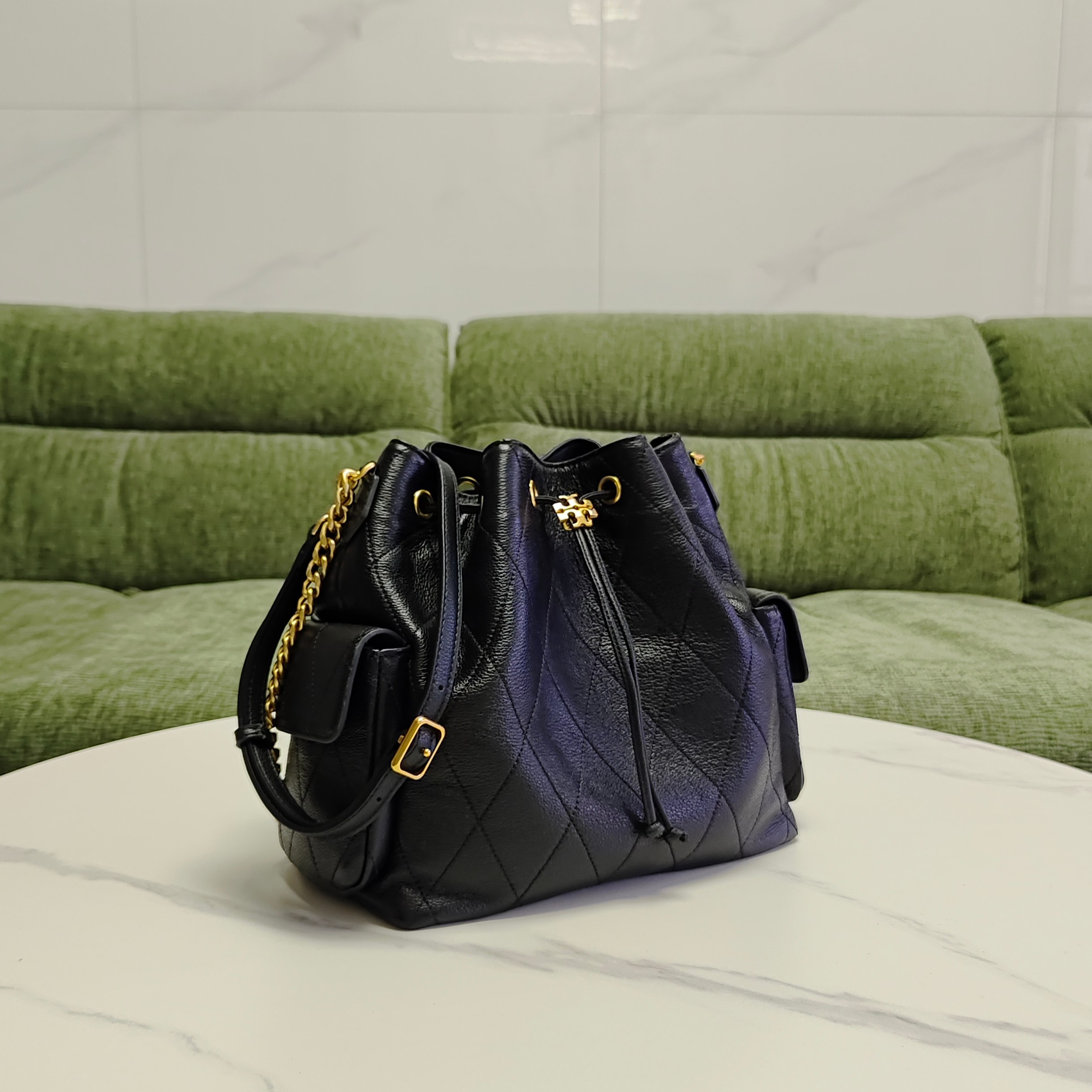 Tory Burch 新款TORY BURCH CHARLE QUILTED DRAWSTRING SHOULDER BAG水桶包