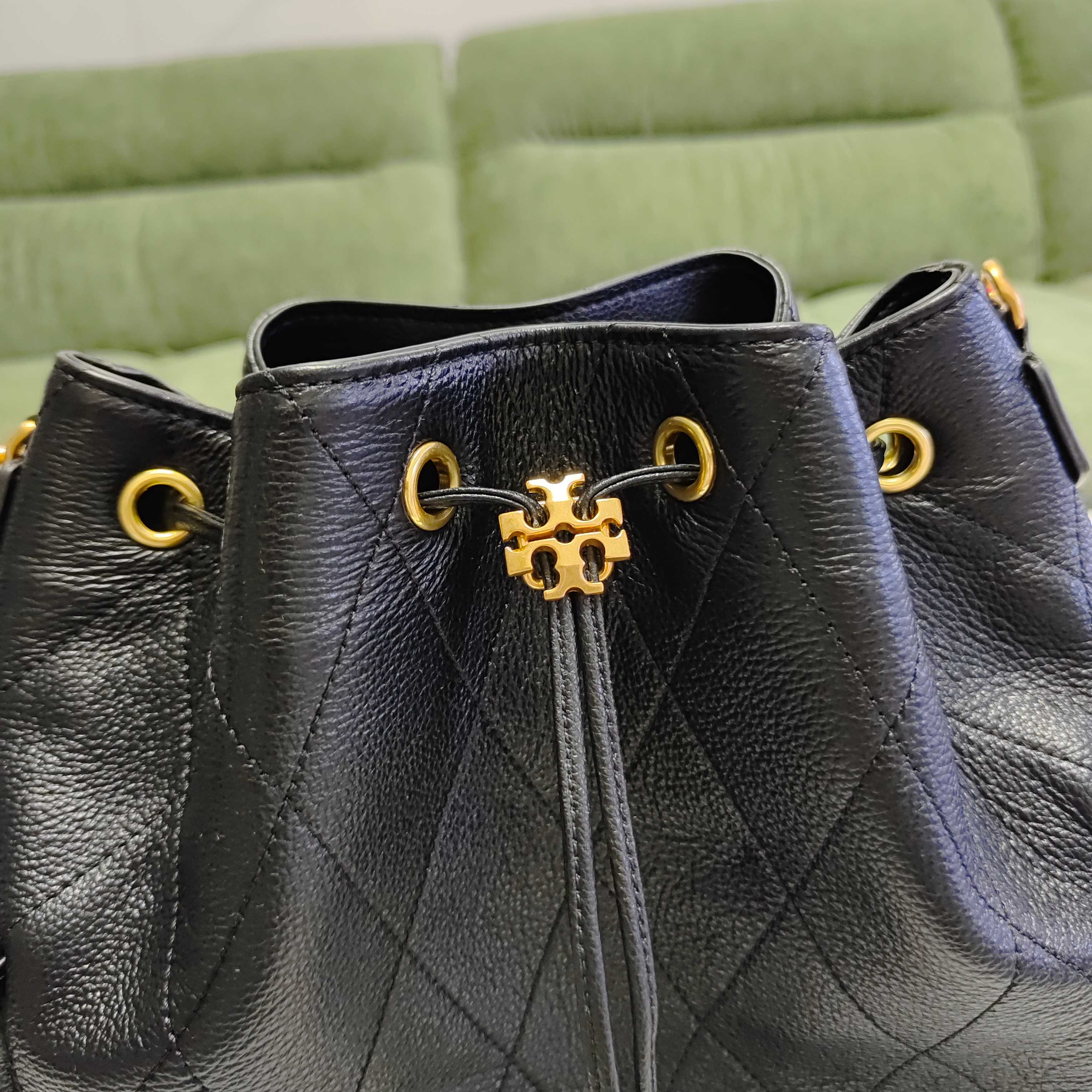 Tory Burch 新款TORY BURCH CHARLE QUILTED DRAWSTRING SHOULDER BAG水桶包