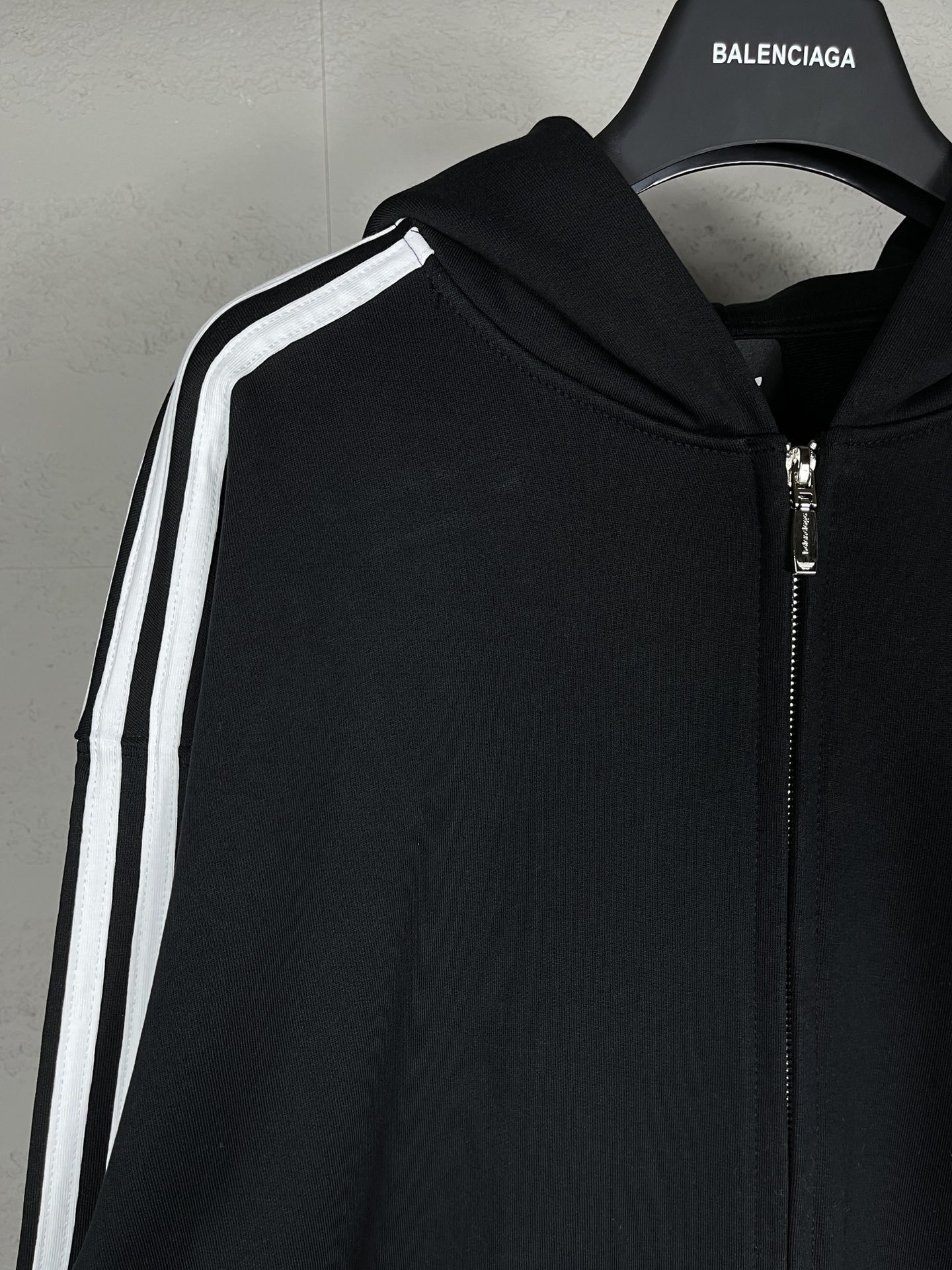 Balenciaga x Adidas Paris Collaboration: Three-Low Logo Shirts Review - 图片 4