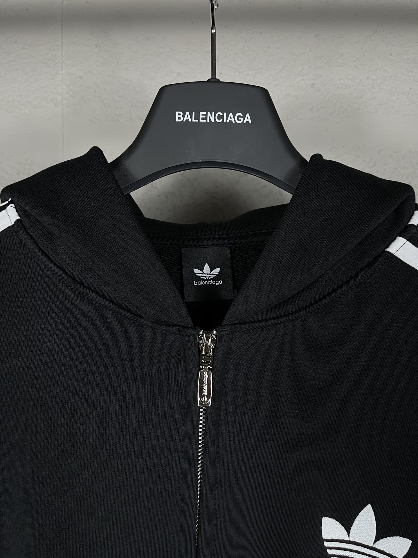 Balenciaga x Adidas Paris Collaboration: Three-Low Logo Shirts Review - 图片 3