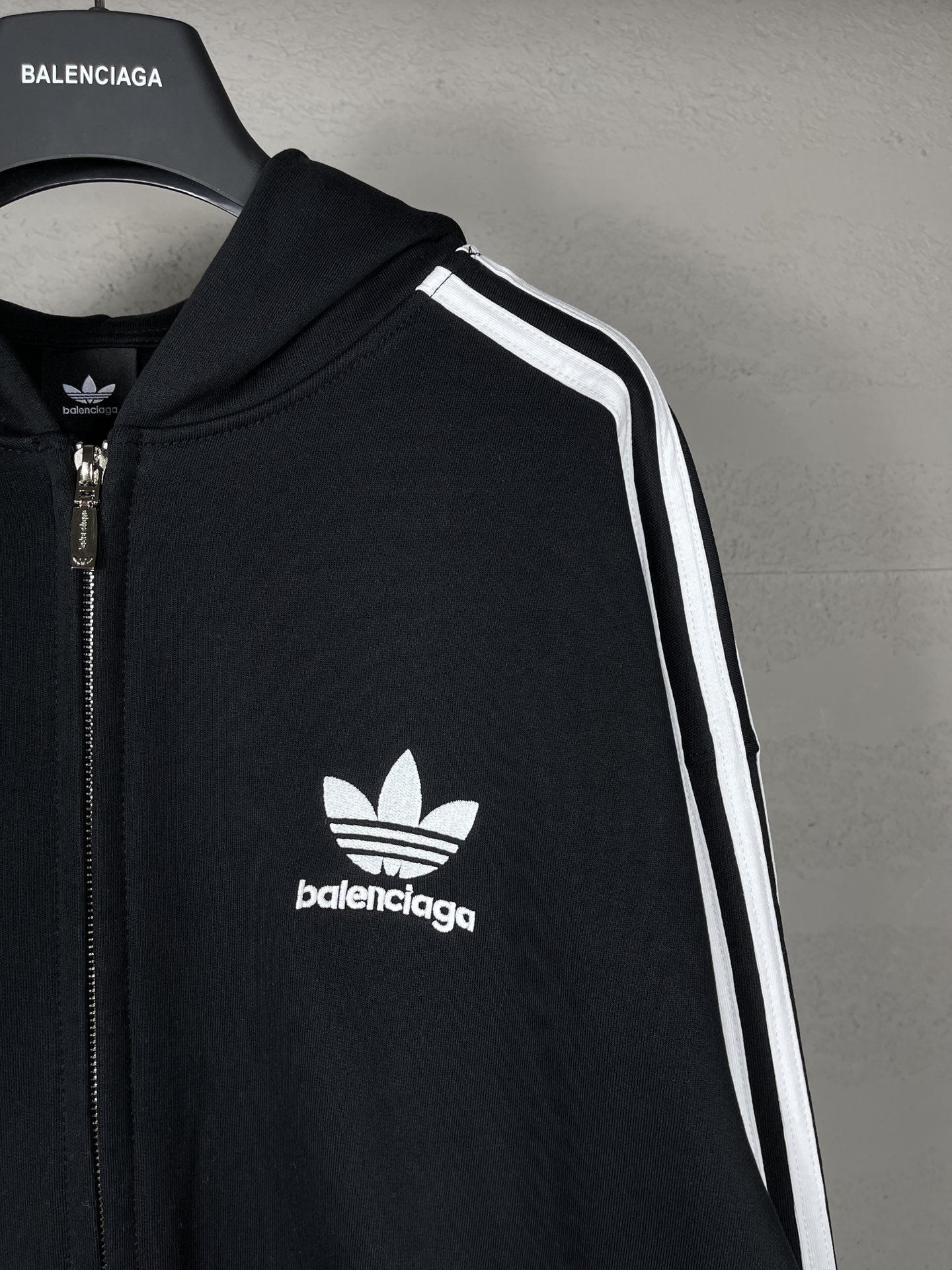 Balenciaga x Adidas Paris Collaboration: Three-Low Logo Shirts Review - 图片 6