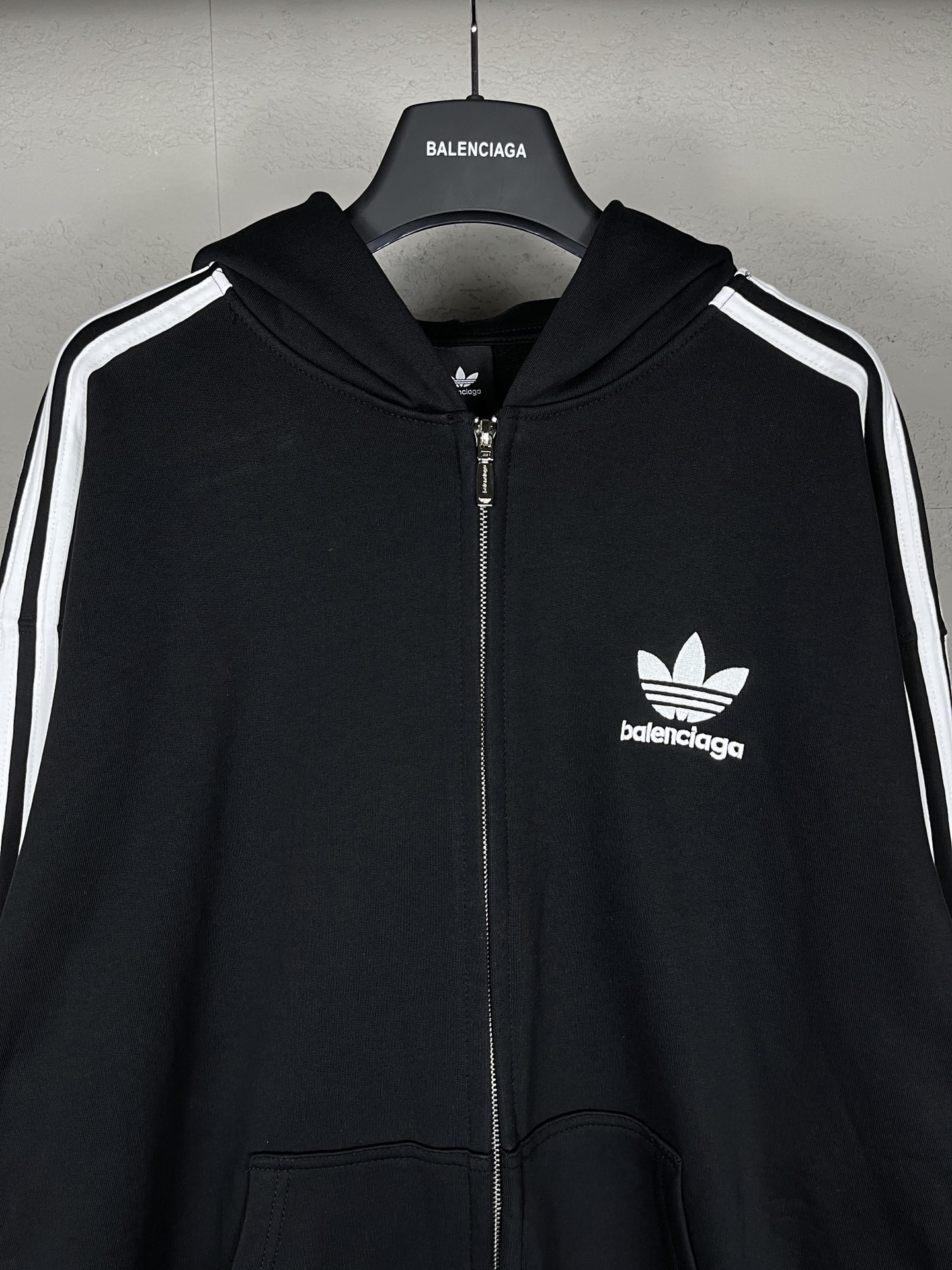 Balenciaga x Adidas Paris Collaboration: Three-Low Logo Shirts Review - 图片 5