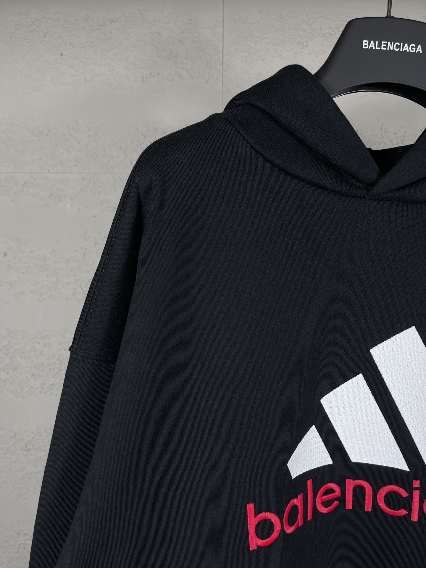 Classic LOGO Group Embroidered Clothing: Paris-Woven, Protective, and Stylish by Adidas - 图片 4