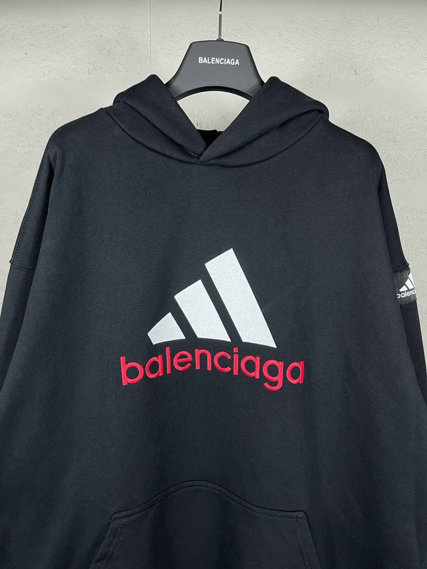 Classic LOGO Group Embroidered Clothing: Paris-Woven, Protective, and Stylish by Adidas - 图片 3