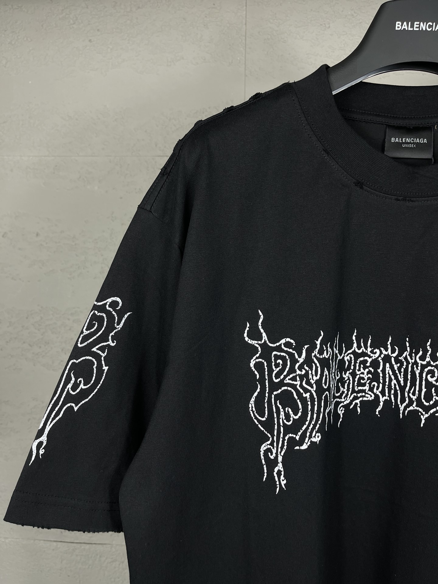 High-end Women’s Cloaks with BALENCI*GA Paris 2024 Logo – Quality Fabric, Classic Design - 图片 4