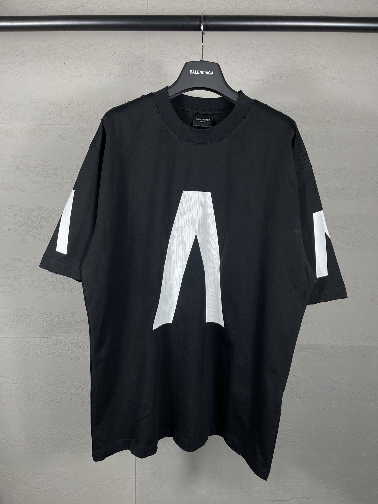 High-End Women’s Clothes: Balentiaga’s Quality Portfolio of Short-Sleeve T-Shirts - 图片 1
