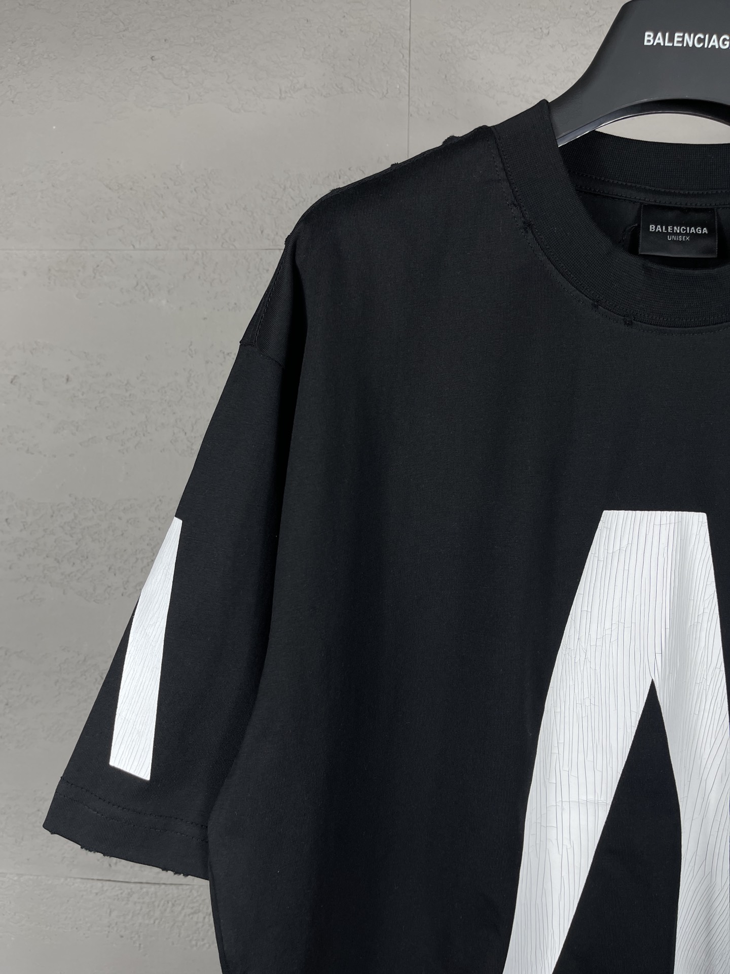 High-End Women’s Clothes: Balentiaga’s Quality Portfolio of Short-Sleeve T-Shirts - 图片 4