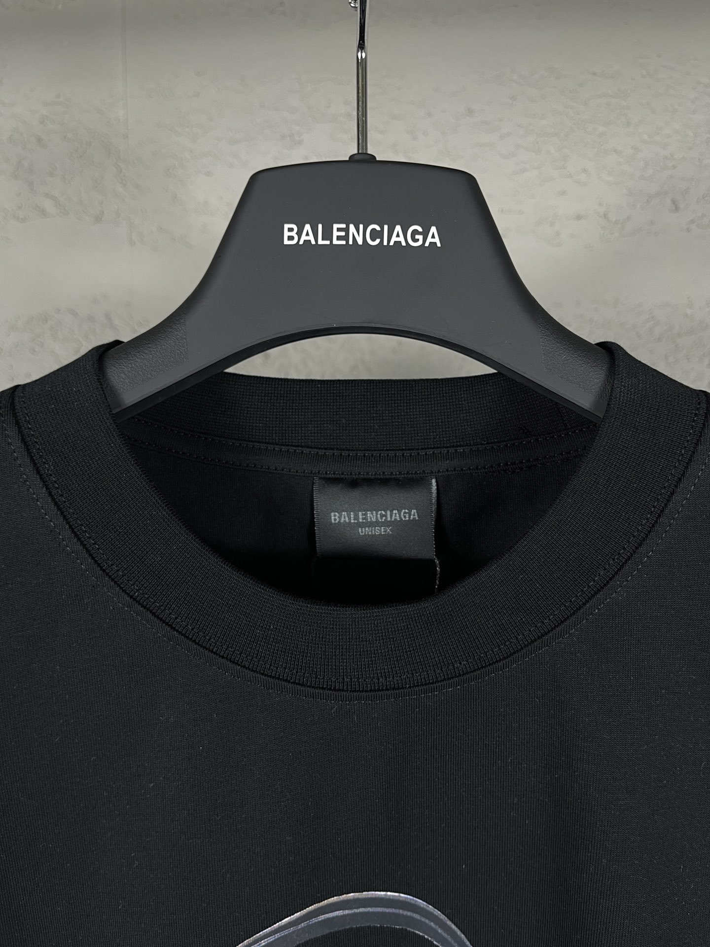 💰85实拍图【顶级版本.官网品质】BALENCI*GA/巴黎.2024走秀新款.巴黎.机票护照LOGO印花T恤，砖柜同步.第一时间正品研制，欢迎对比！面料采用巴黎ZP定织定染全棉双纱。克重260克，布面干净.布纹清晰，柔软舒适，。螺纹釆用定染无色差。经典LOGO采用进口机白墨直喷印花，字母清晰，效果立体。还原砖柜. 巨别市场通货，欢迎对比，版型釆用OS宽松落肩版型. 男女同款
编码：BL223310
颜色：黑色，白色
尺码：XS一L