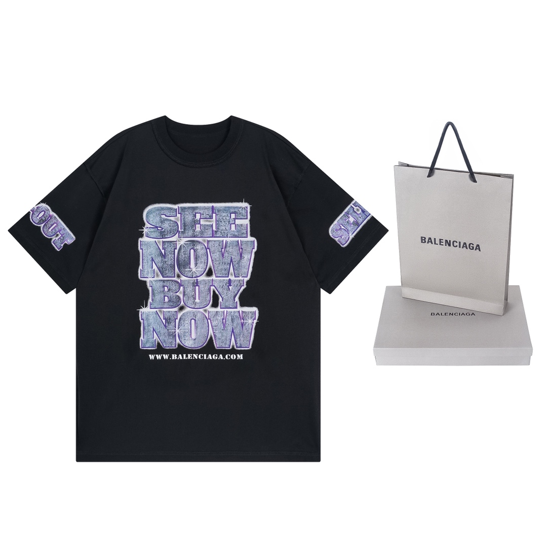 💰92细节图【顶级版本.官网品质】BALENCI*GA/巴黎.2024.SEENOWBUYNOW新款.前后面左右袖大LOGO直喷印花水洗T恤,釆用反底做法,砖柜同步.第一时间正品研制,欢迎对比!面料采用巴黎ZP定织定染全棉双纱。克重260克,布面干净.布纹清晰,柔软舒适,。螺纹釆用定染无色差。经典LOGO采用进口机白墨直喷印花,字母清晰,效果立体。还原砖柜. 巨别市场通货,欢迎对比,版型釆用OS宽松落肩版型. 男女同款 编码:BL223319 颜色:黑色 尺码:XS一L