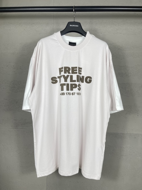 Balenciaga חולצת טי שירט אוברסייז עם הדפס Free Styling Tips - יוניסקס 1 Balenciaga חולצת טי שירט אוברסייז עם הדפס Free Styling Tips – יוניסקס