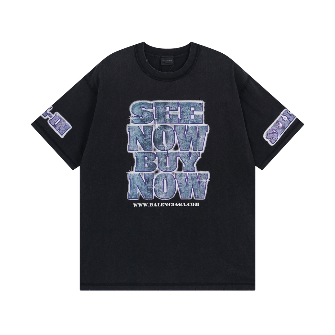 💰95细节图【顶级版本.官网品质】BALENCI*GA/巴黎.2024.SEENOWBUYNOW新款.前后面左右袖大LOGO直喷印花水洗T恤,釆用反底做法,砖柜同步.第一时间正品研制,欢迎对比!面料采用巴黎ZP定织定染全棉双纱。克重260克,布面干净.布纹清晰,柔软舒适,。螺纹釆用定染无色差。经典LOGO采用进口机白墨直喷印花,字母清晰,效果立体。还原砖柜. 巨别市场通货,欢迎对比,版型釆用OS宽松落肩版型. 男女同款 编码:BL223353 颜色:洗水黑 尺码:XS一L